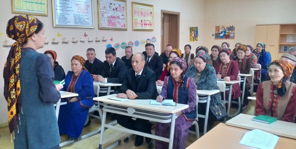 MEKDEP MÜDIRINIŇ OKUW-TERBIÝEÇILIK IŞLERINE GATNAŞYGYNYŇ AÝRATYNLYKLARY