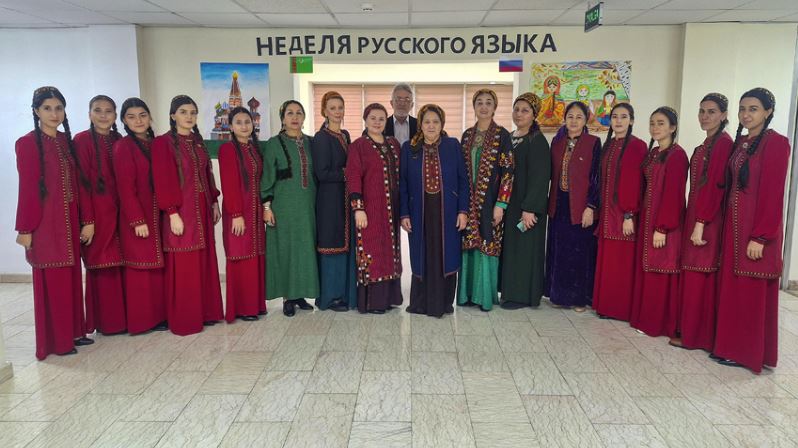 TALYPLARA HÜNÄRE GÖNÜKDIRILEN RUS DILI SAPAKLARYNDA NEBIT WE GAZ ADALGALARYNY ÖWRETMEGIŇ AÝRATYNLYKLARY